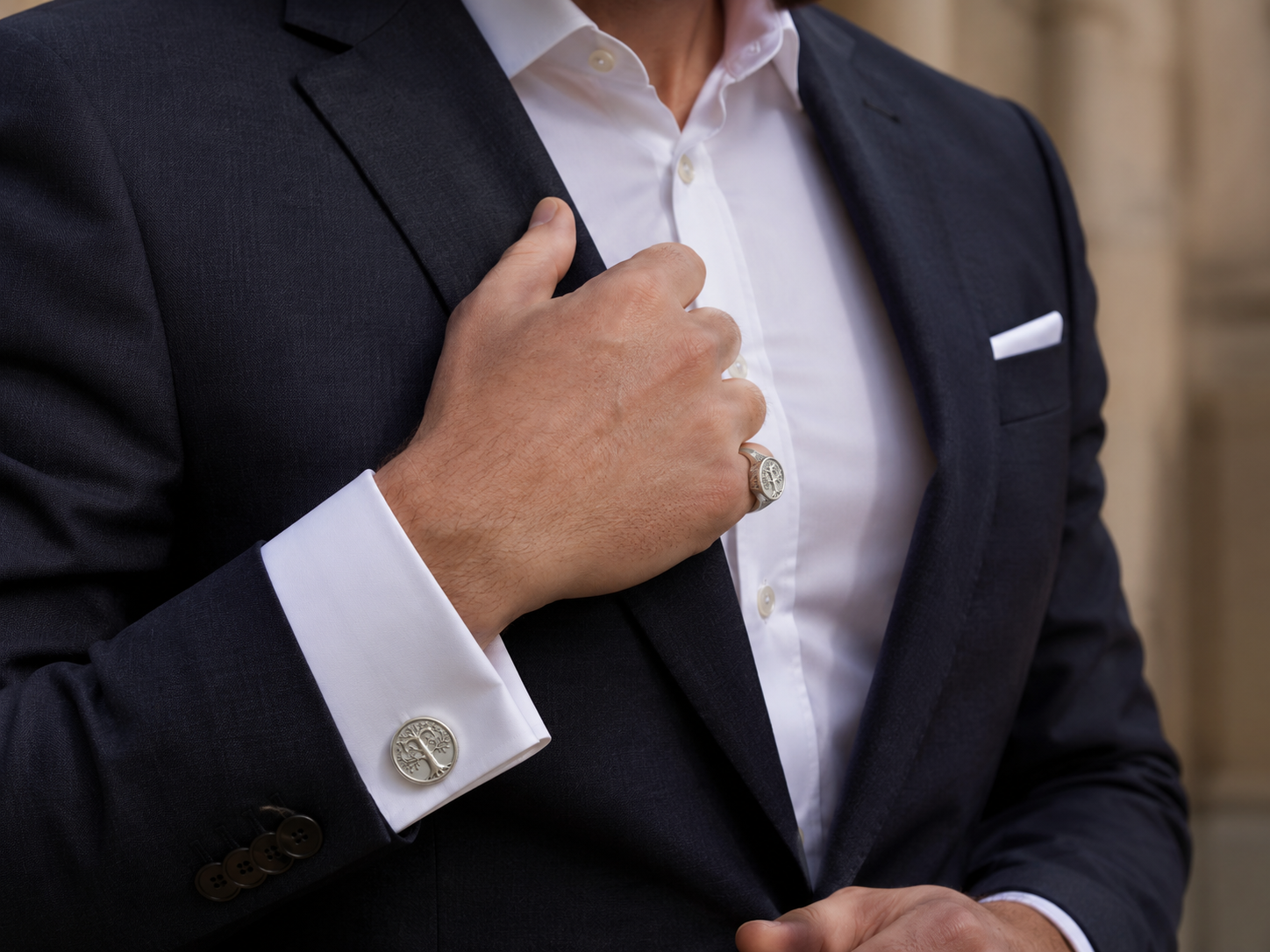 Manschettenknöpfe zur Hochzeit getragen am Hemd